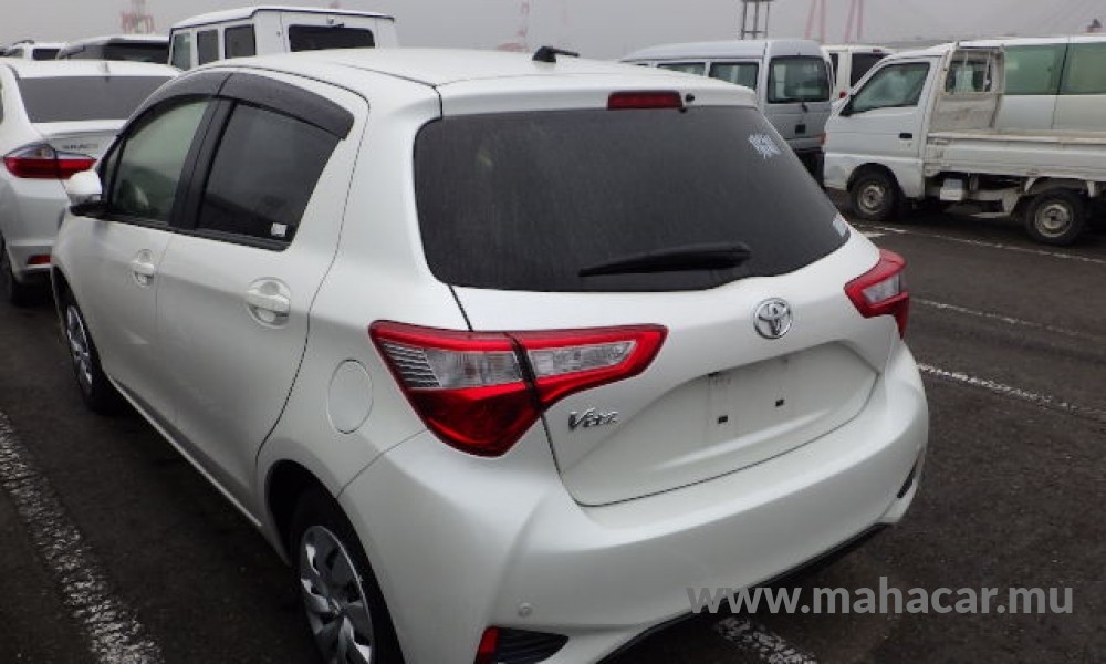 2019 Toyota Vitz photo 2