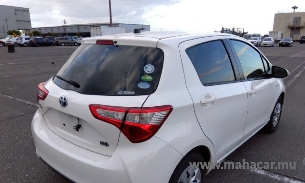 2019 Toyota VITZ HYBRID F photo 3