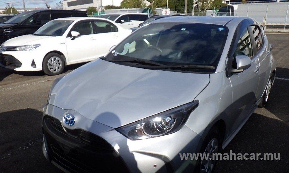 2022 Toyota Yaris Hybrid, Silver