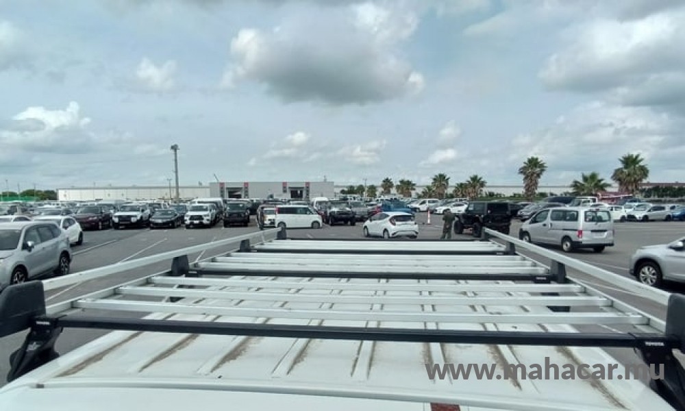 2022 Toyota Hiace photo 4