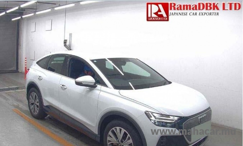 2024 AUDI Q4, White