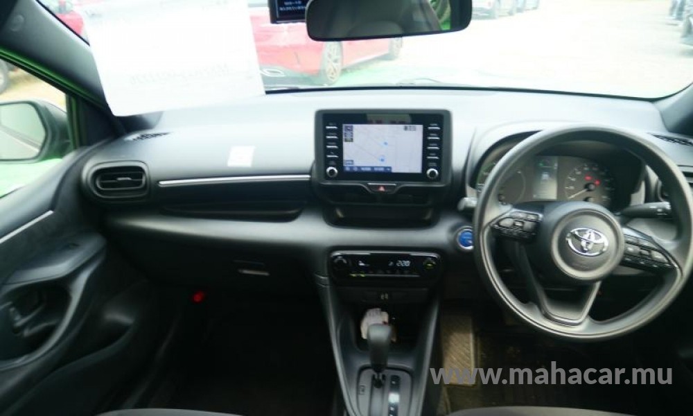 2023 Toyota Yaris Hybrid photo 2