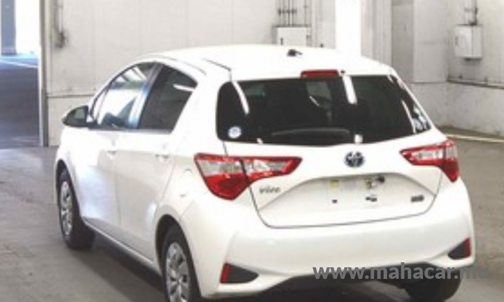 2020 Toyota VITZ HYBRID F photo 2
