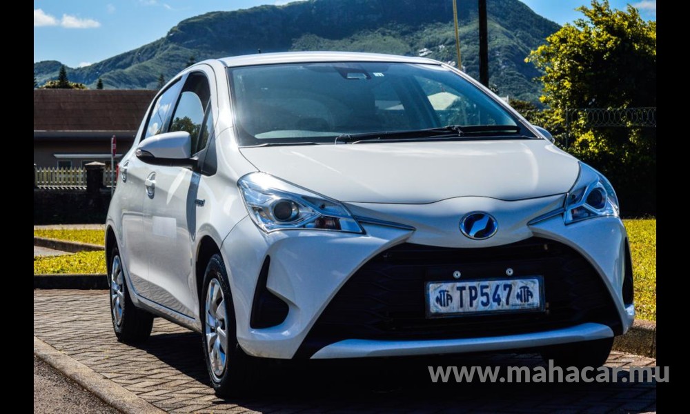 2018 Toyota VITZ HYBRID F, White