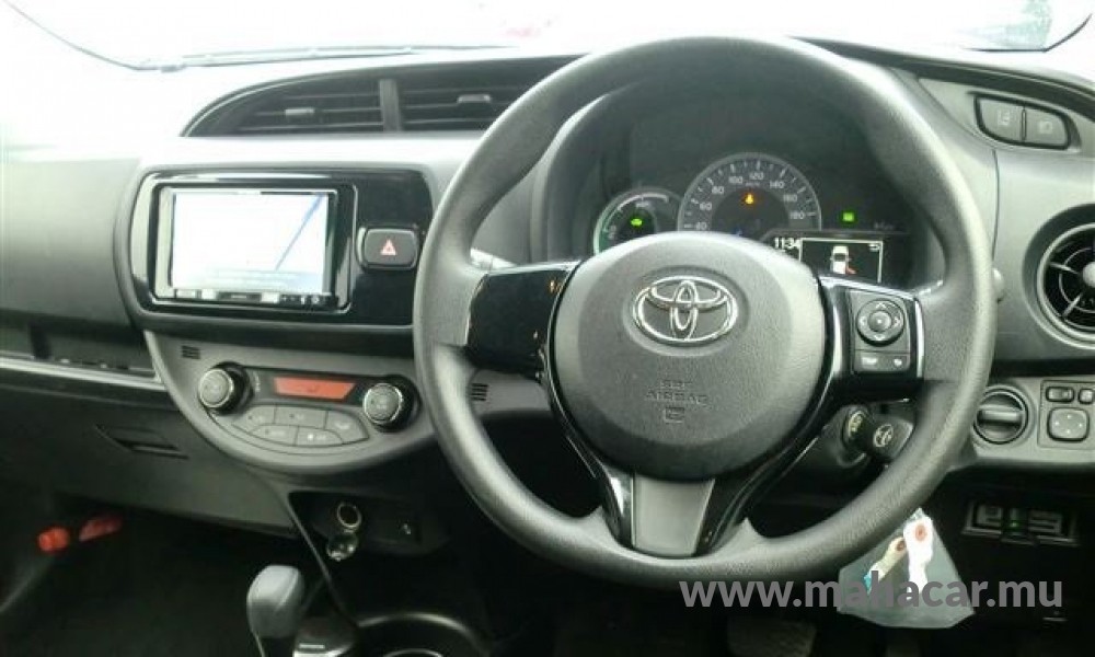 2019 Toyota VITZ HYBRID F photo 9