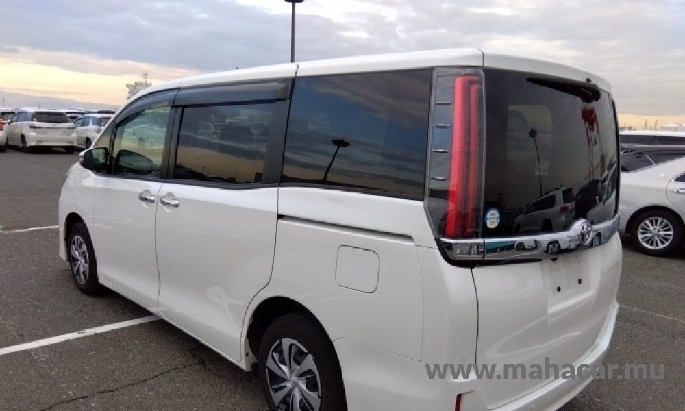 2019 Toyota Noah photo 2