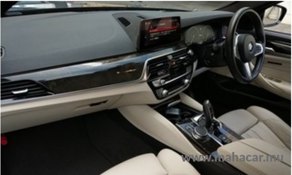 2019 BMW 530e photo 3