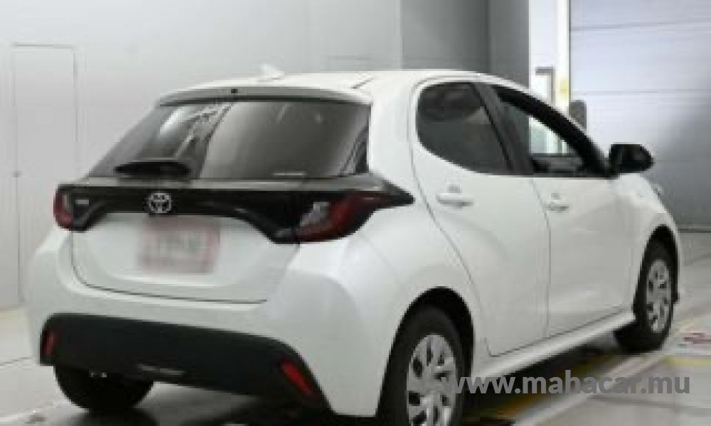 2023 Toyota Yaris Hybrid photo 2