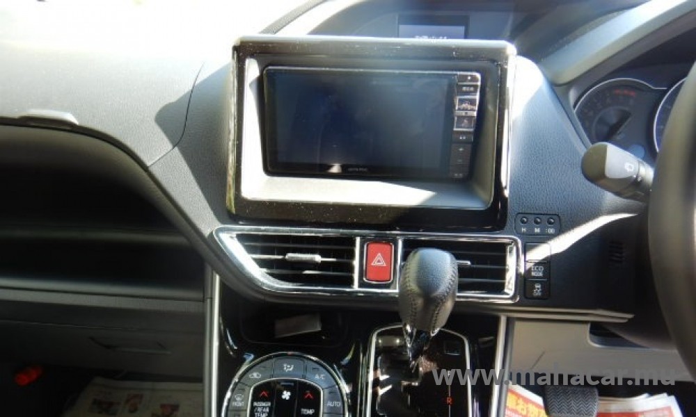 2020 Toyota VOXY photo 2