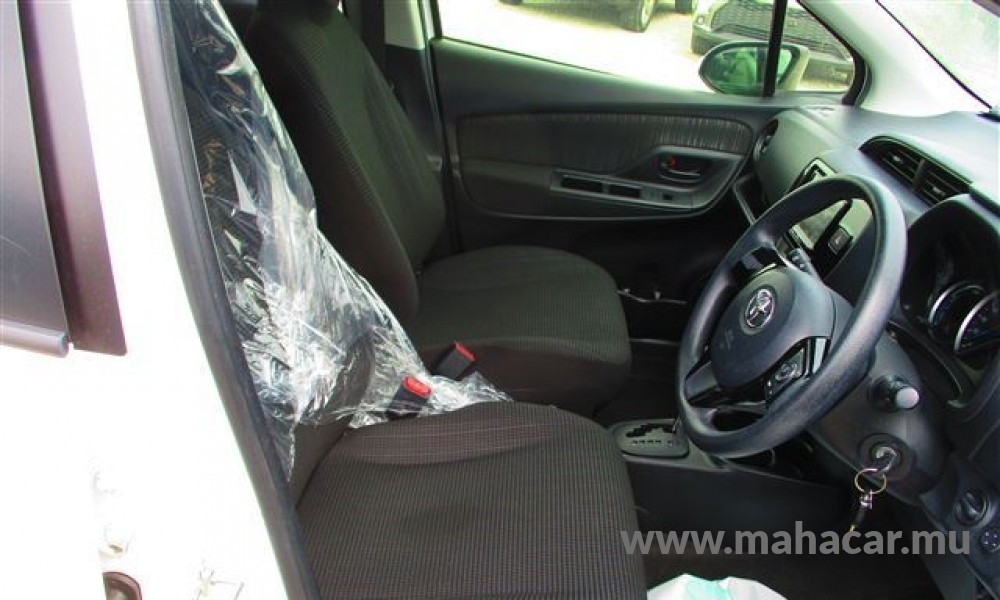 2020 Toyota VITZ HYBRID F photo 12