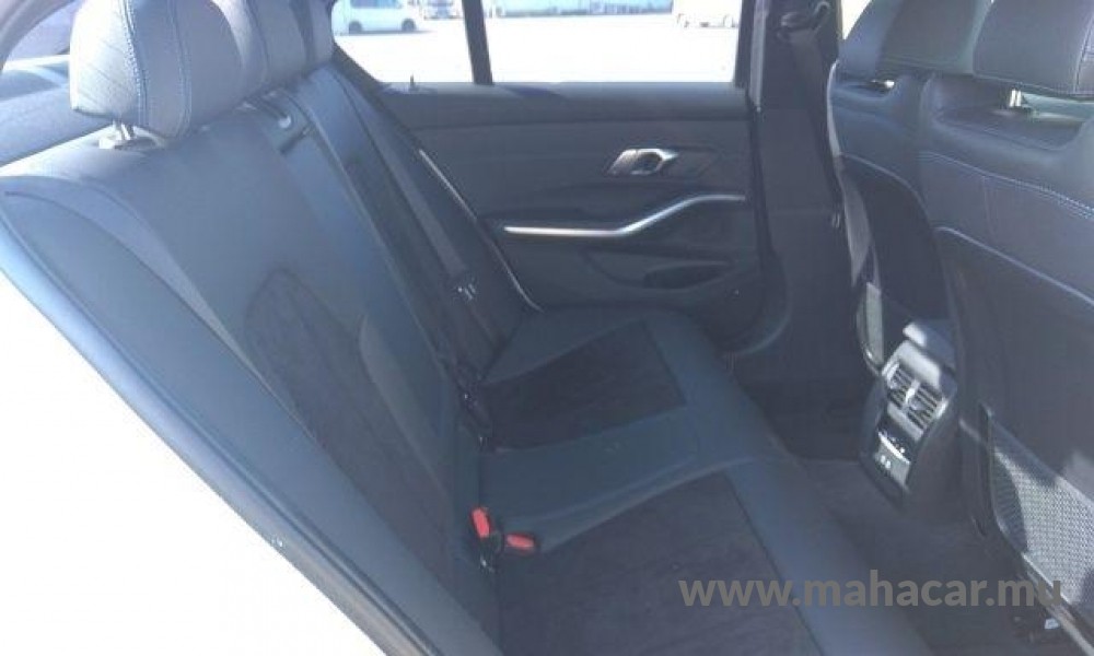 2021 BMW 330e photo 7