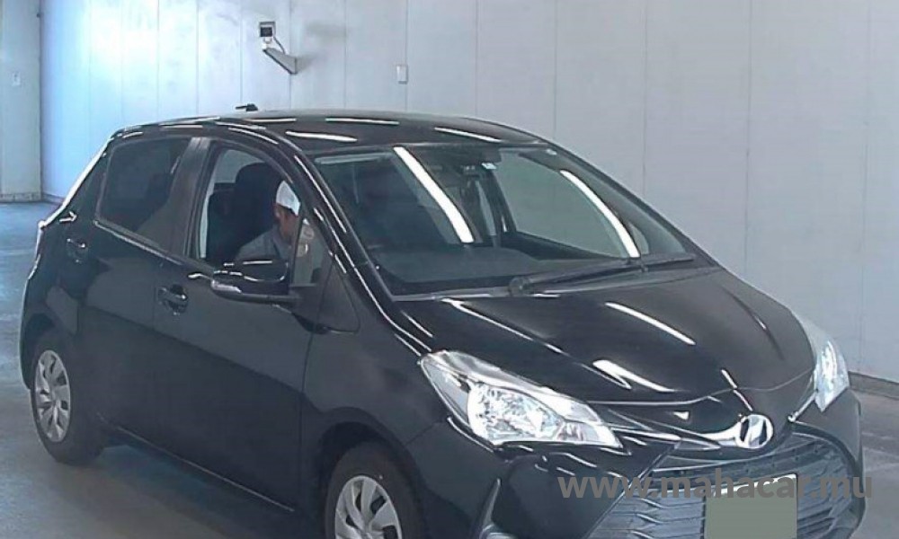 2019 Toyota Vitz photo 2