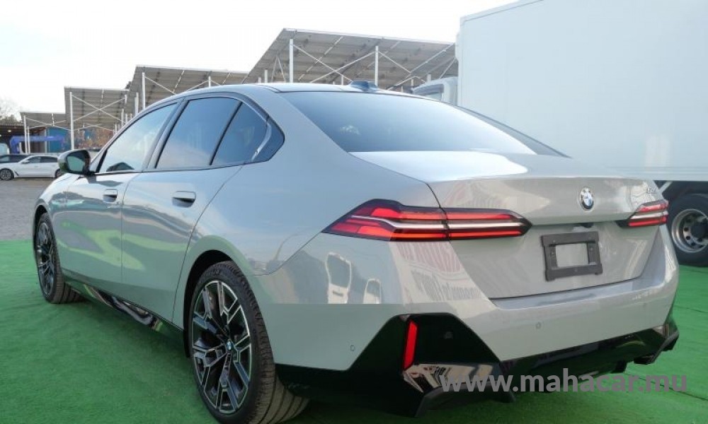 2023 BMW 523i photo 2