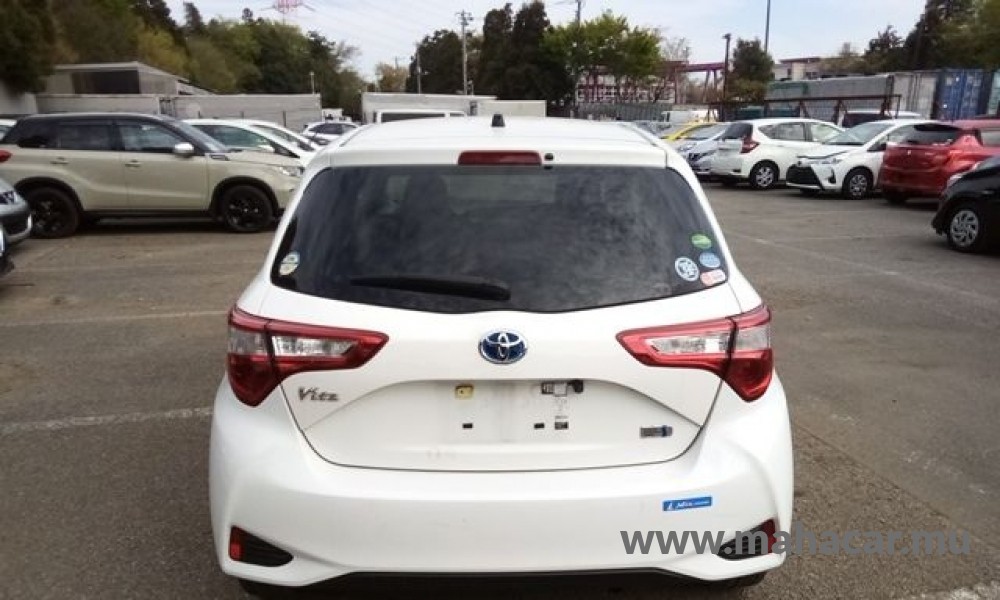 2020 Toyota VITZ HYBRID F photo 14