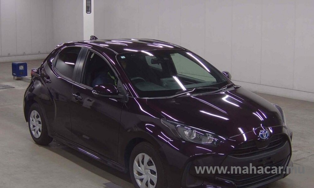 2021 Toyota Yaris Hybrid, Red