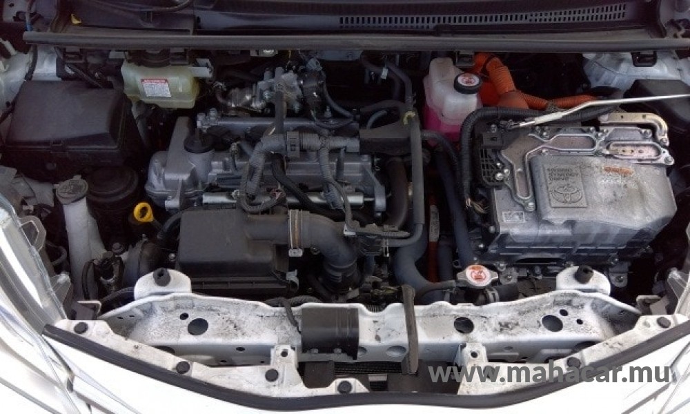 2019 Toyota VITZ HYBRID F photo 4