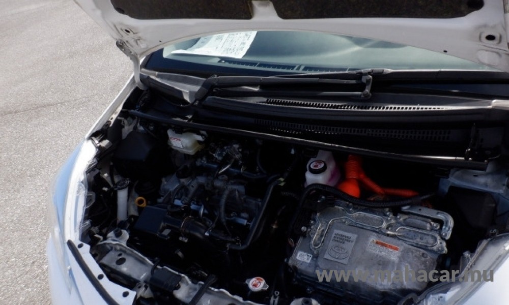 2019 Toyota VITZ HYBRID F photo 4