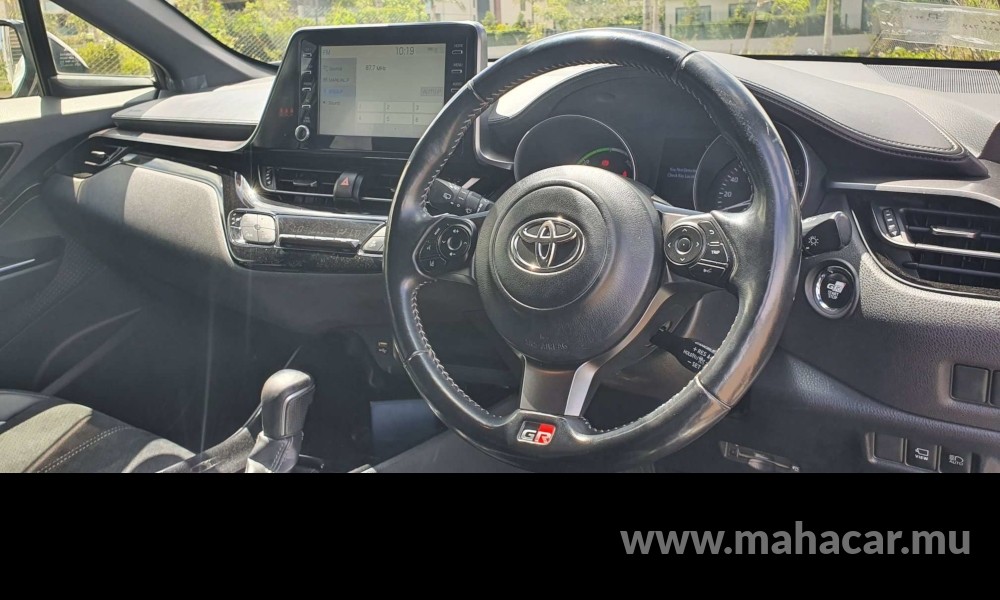 2020 Toyota CHR HYBRID photo 15