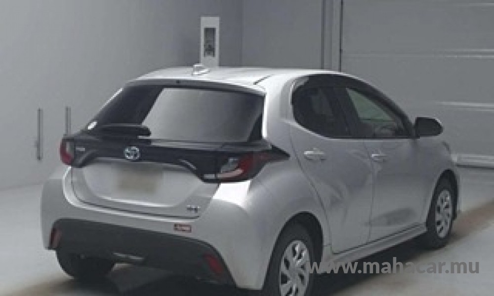 2021 Toyota Yaris Hybrid photo 2