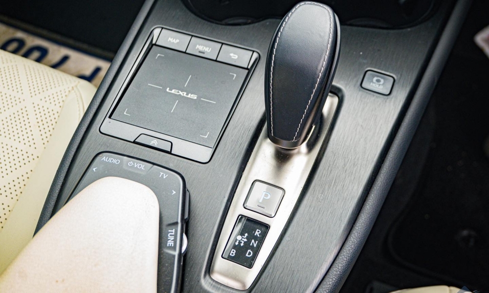2021 LEXUS UX 300e photo 15