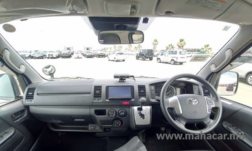 2022 Toyota Hiace photo 6