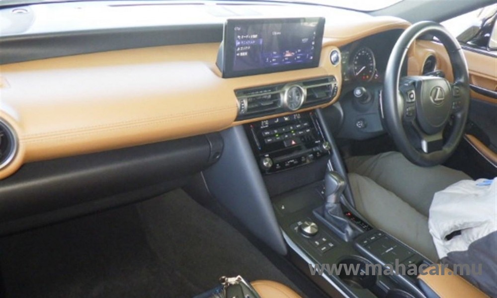 2021 LEXUS IS 300h photo 2