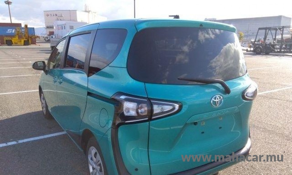 2021 Toyota Sienta photo 2
