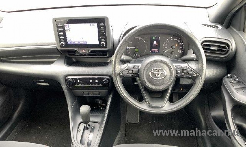 2023 Toyota Yaris Hybrid photo 2