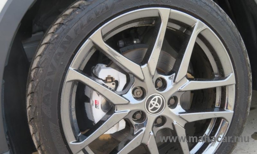 2020 Toyota CHR HYBRID photo 13