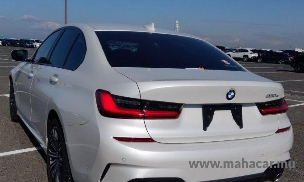 2021 BMW 330e photo 2