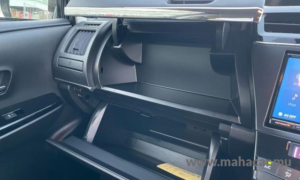 2020 Toyota Prius Alpha photo 4