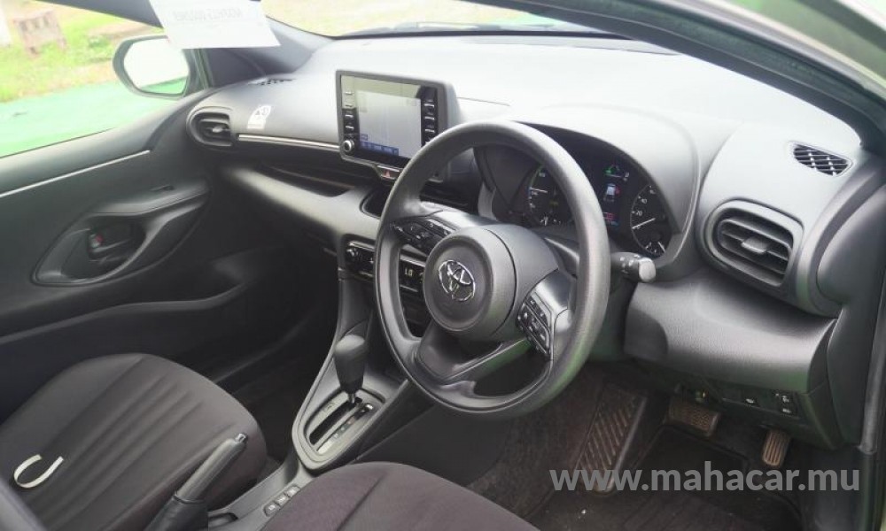 2023 Toyota Yaris Hybrid photo 2