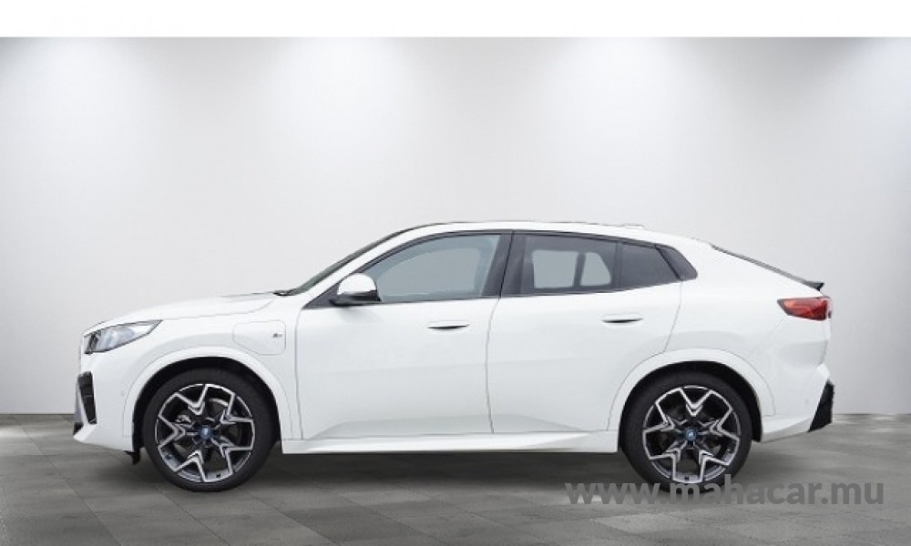 2025 BMW ix2 photo 4