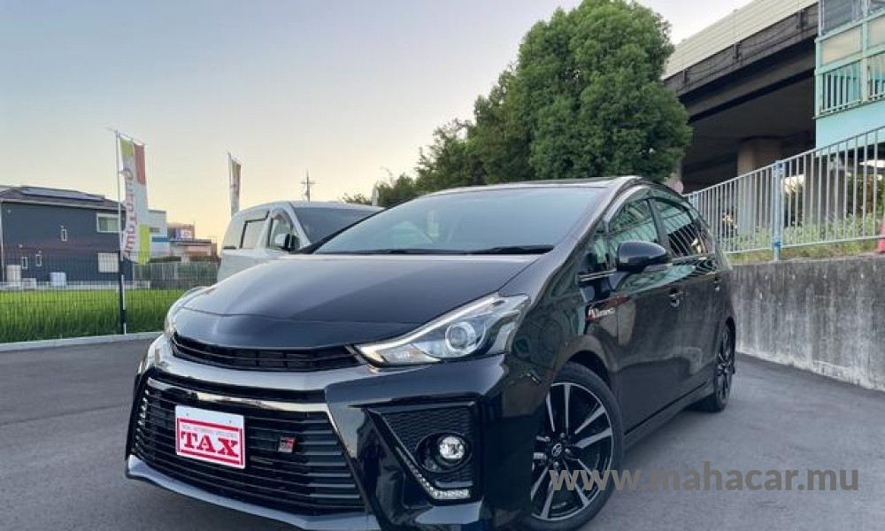 2020 Toyota Prius Alpha, Black