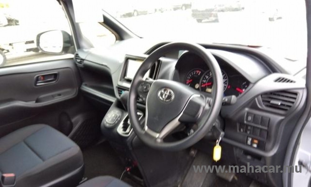 2020 Toyota Noah photo 9