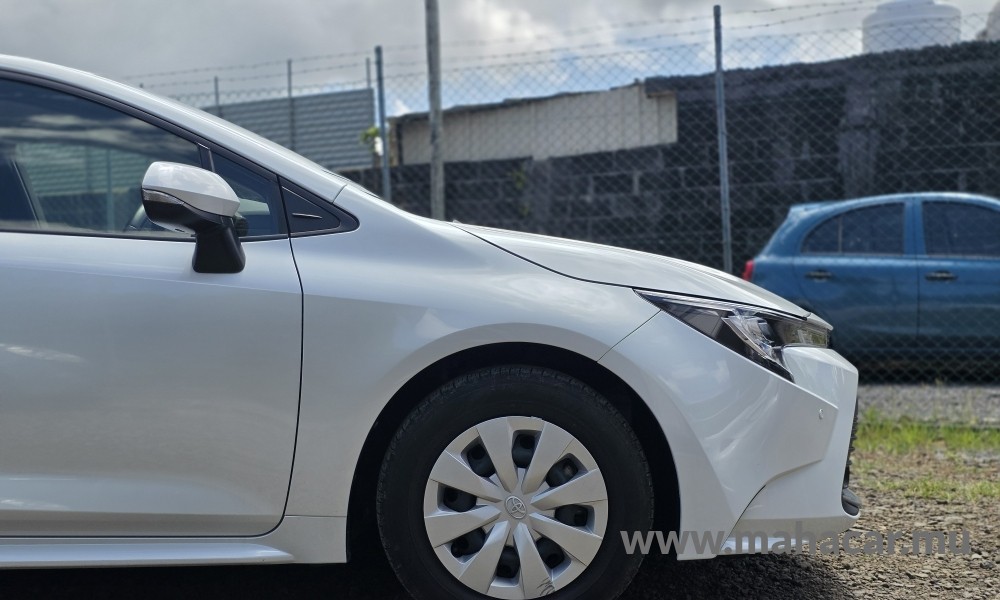 2023 Toyota Corolla Touring photo 2