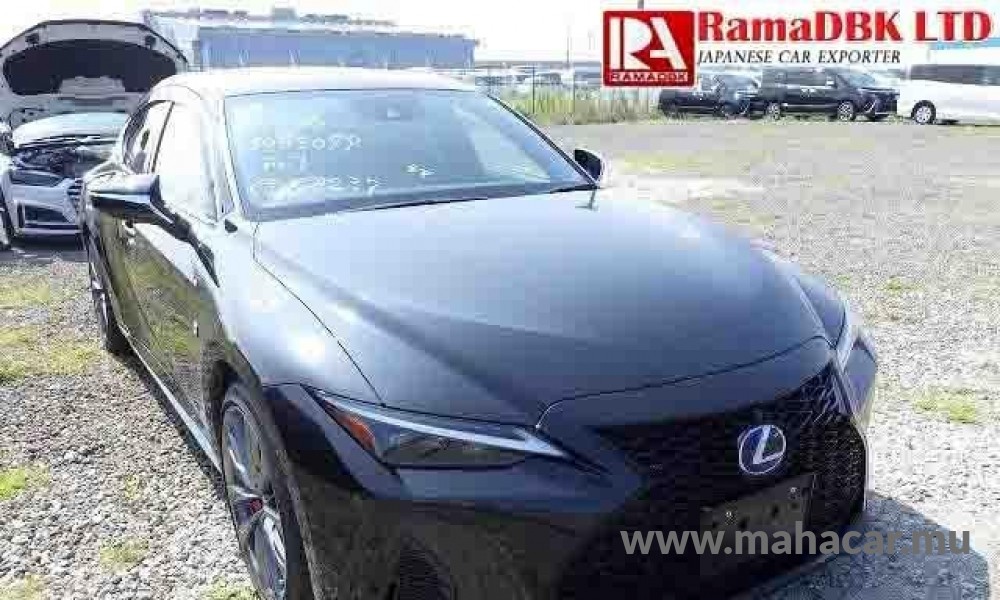 2021 LEXUS IS 300h photo 2