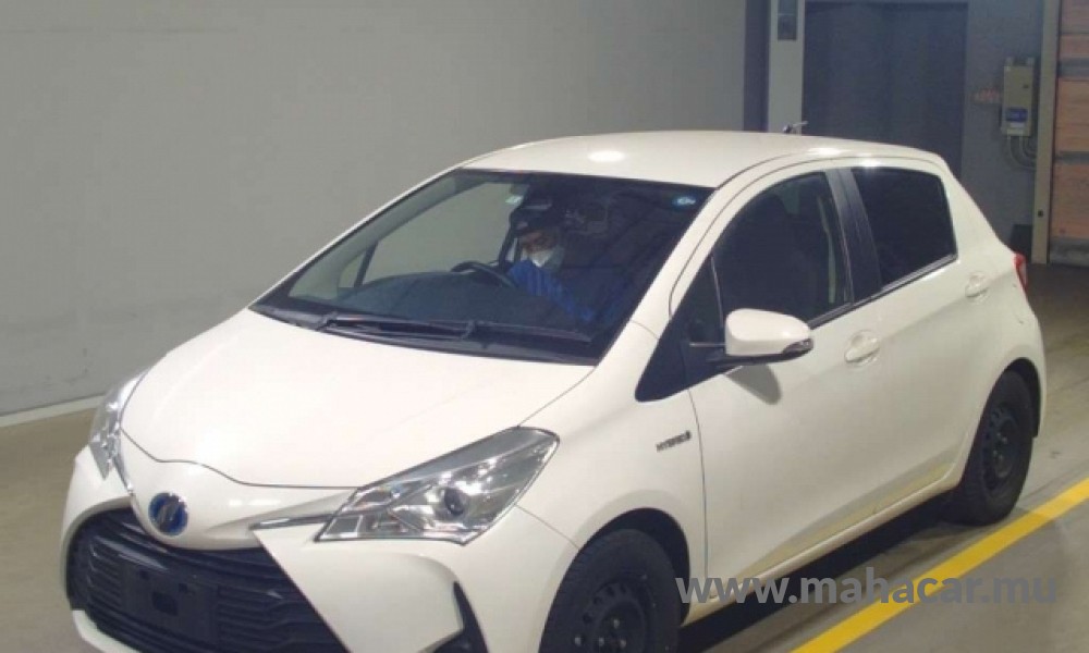 2020 Toyota VITZ HYBRID F, White