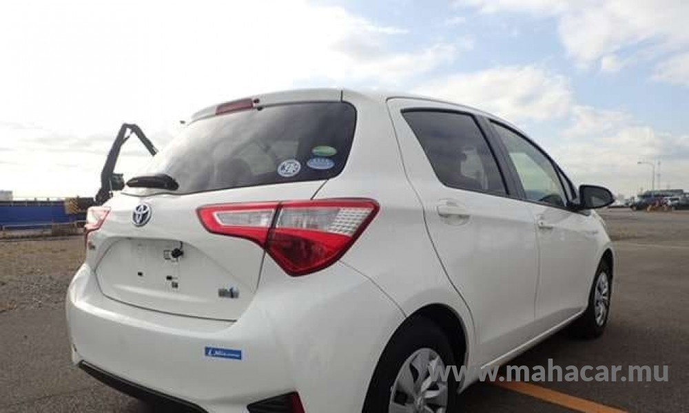 2019 Toyota VITZ HYBRID F photo 3