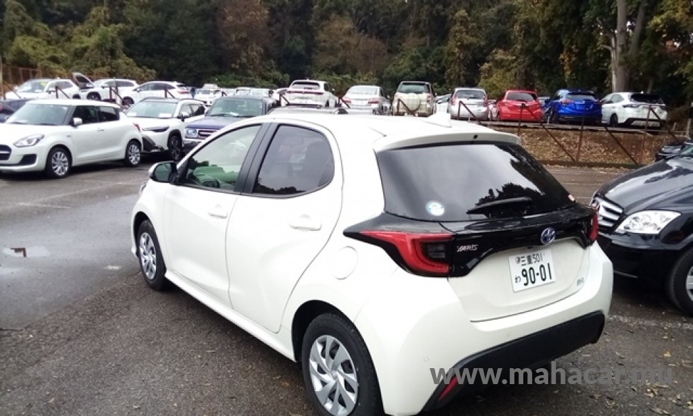 2022 Toyota Yaris Hybrid photo 2