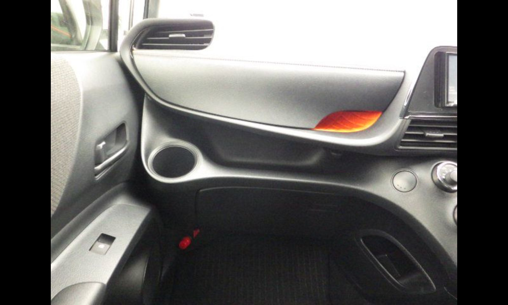 2019 Toyota Sienta photo 9