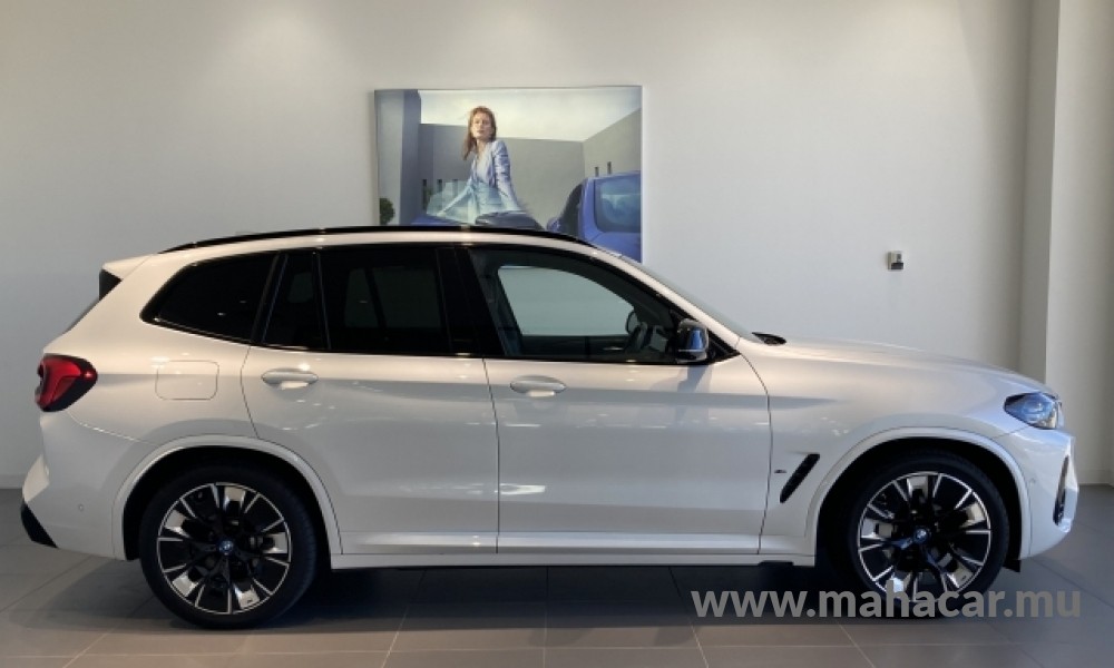 2022 BMW iX3 photo 4