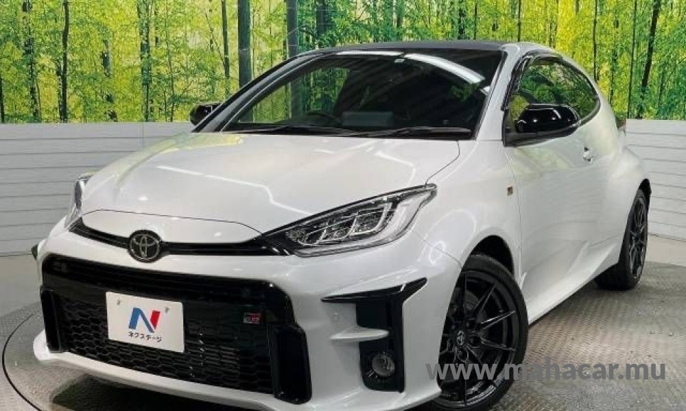 2022 Toyota Yaris GR, Pearl White