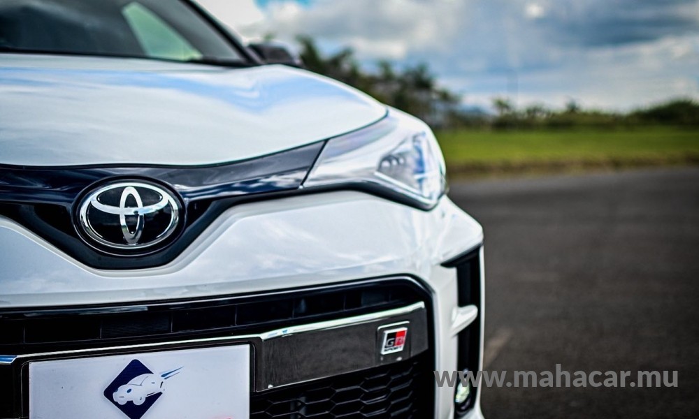 2020 Toyota CHR HYBRID photo 2