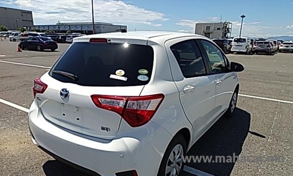 2019 Toyota VITZ HYBRID F photo 4