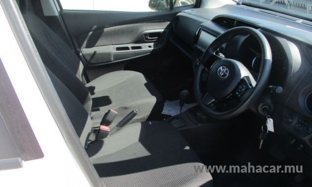 2020 Toyota VITZ HYBRID F photo 5