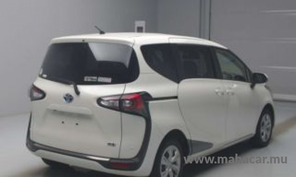 2021 Toyota Sienta Hybrid photo 2