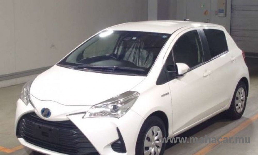 2020 Toyota VITZ HYBRID F, White