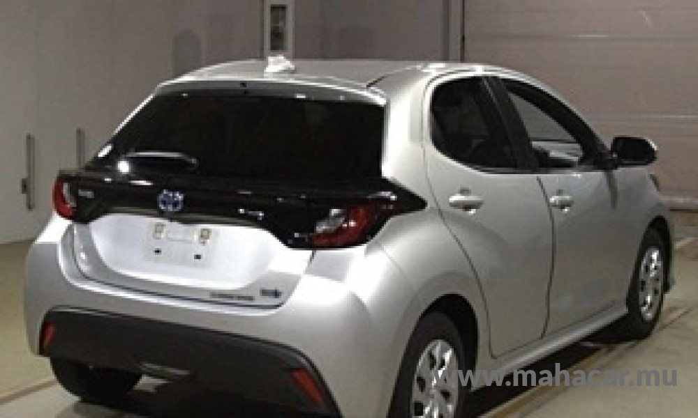 2021 Toyota Yaris Hybrid photo 2