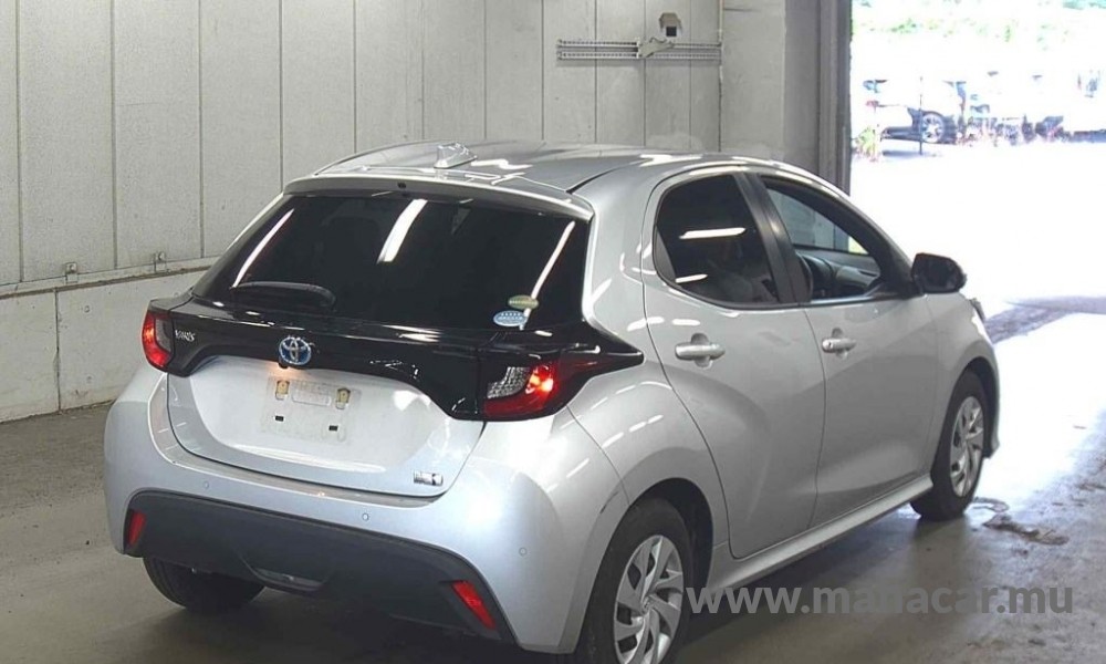 2021 Toyota Yaris Hybrid photo 2